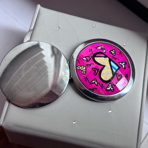 🎨Vintage Stylish Retro and Artistic Romero Britto Heart Mirror Compact🎨 - Picture 6 of 16
